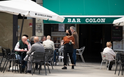 Una cambrera al Bar Colon | Roger Benet